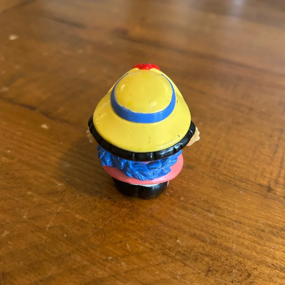 2002 Fisher Price Little People SONYA LEE TEA PARTY GIRL wearing Yellow Hat